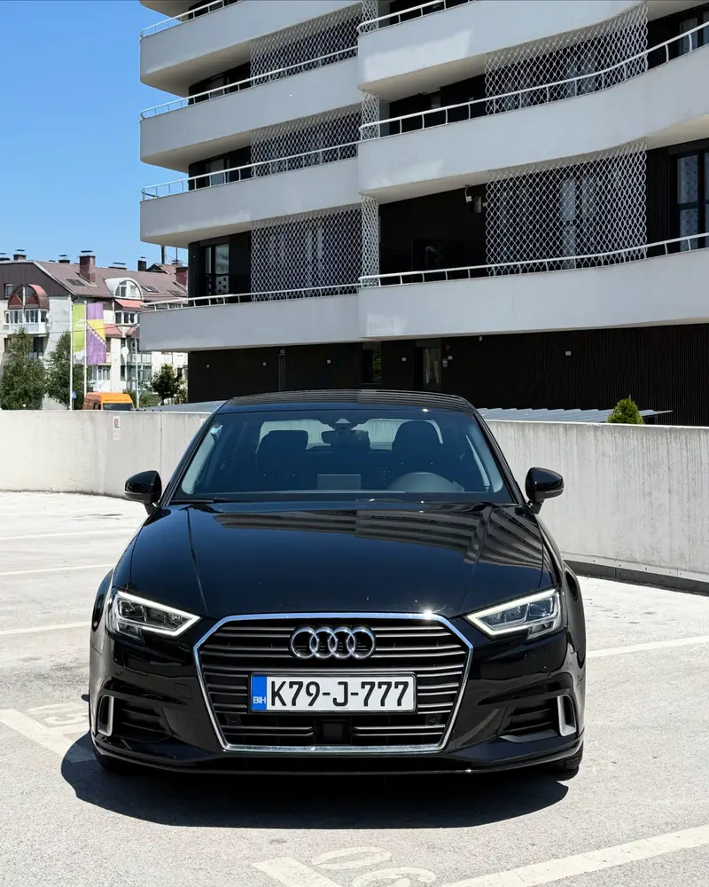 Crni Audi A3 Limousine sprijeda, na parkingu
