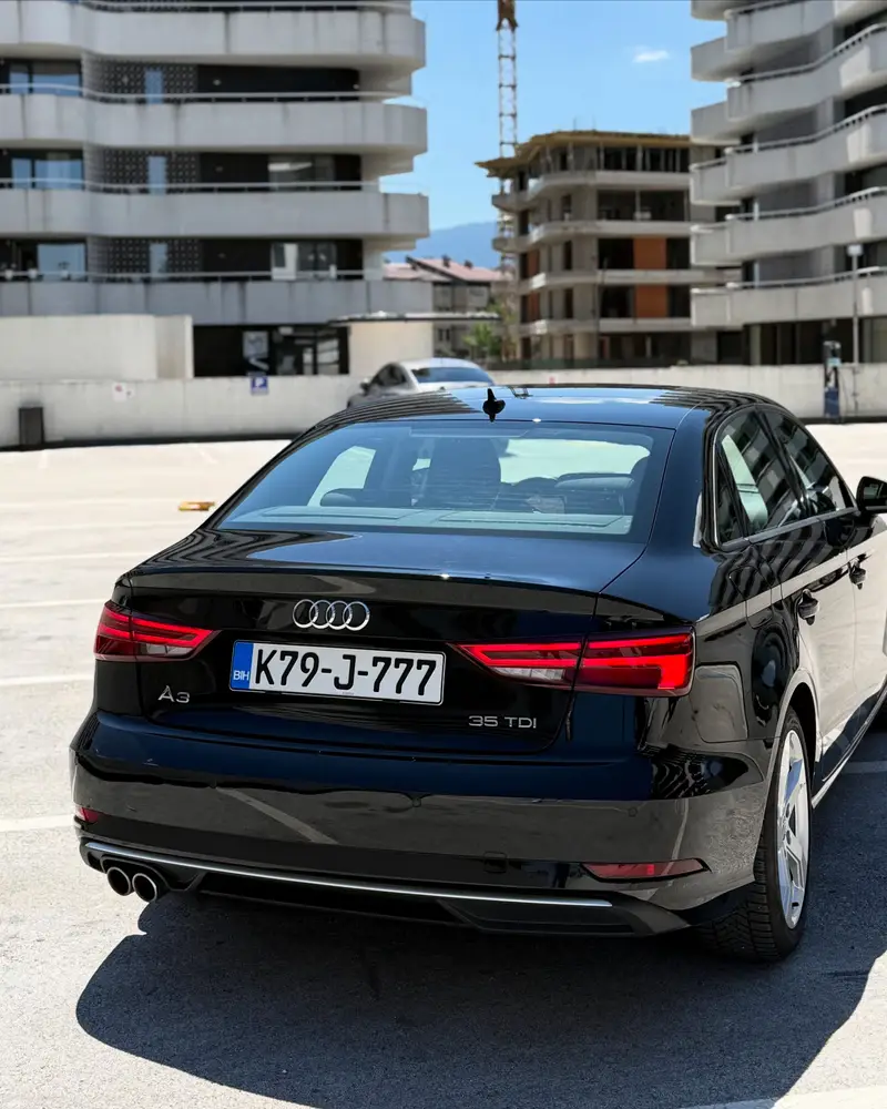 Crni Audi A3 Limousine, pogled straga