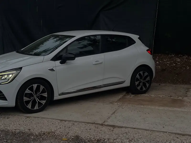 Bijeli Renault Clio, pogled sa strane