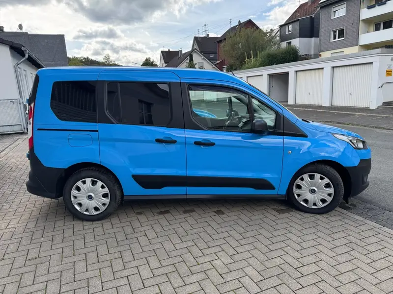 Plavi Ford Transit Connect, bočna strana